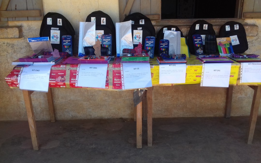 Distribution des 1ers kits scolaires à Ankarefo et Tsitakondaza