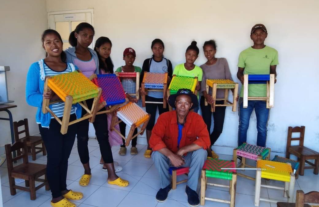 Formation au tissage de  tabourets à la sècherie Tsinjo