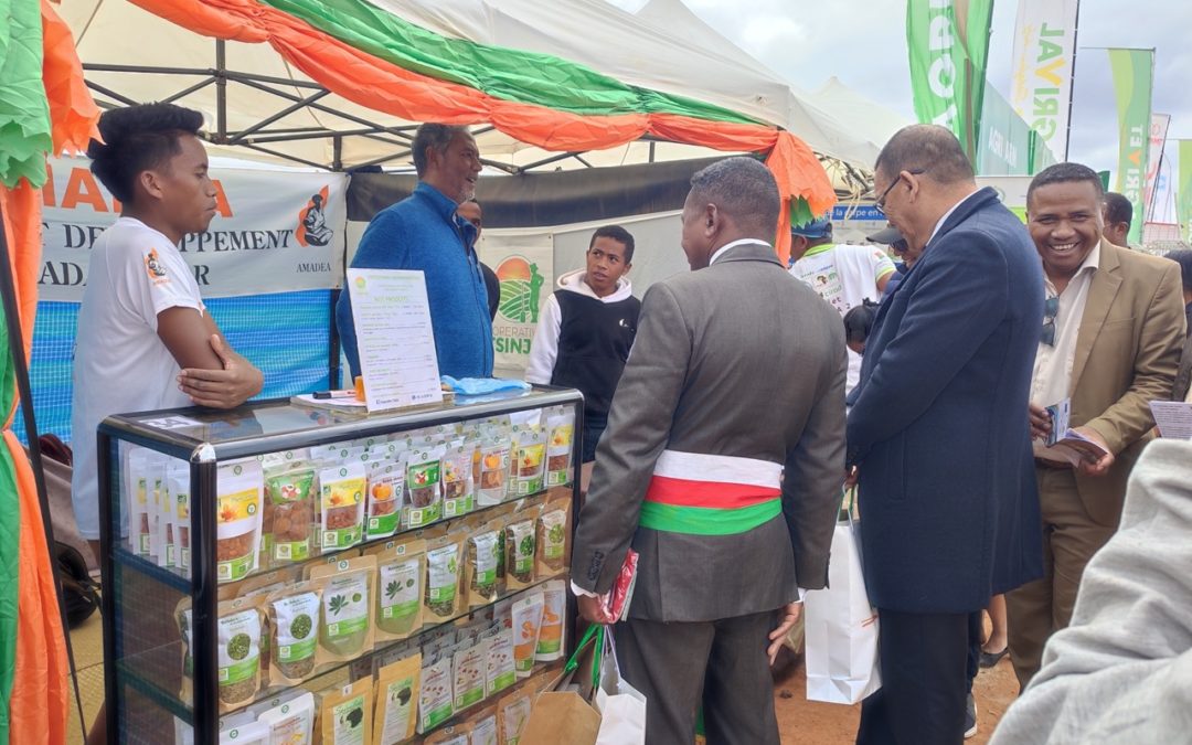 Tsinjo et les jeunes leaders au festival des œufs