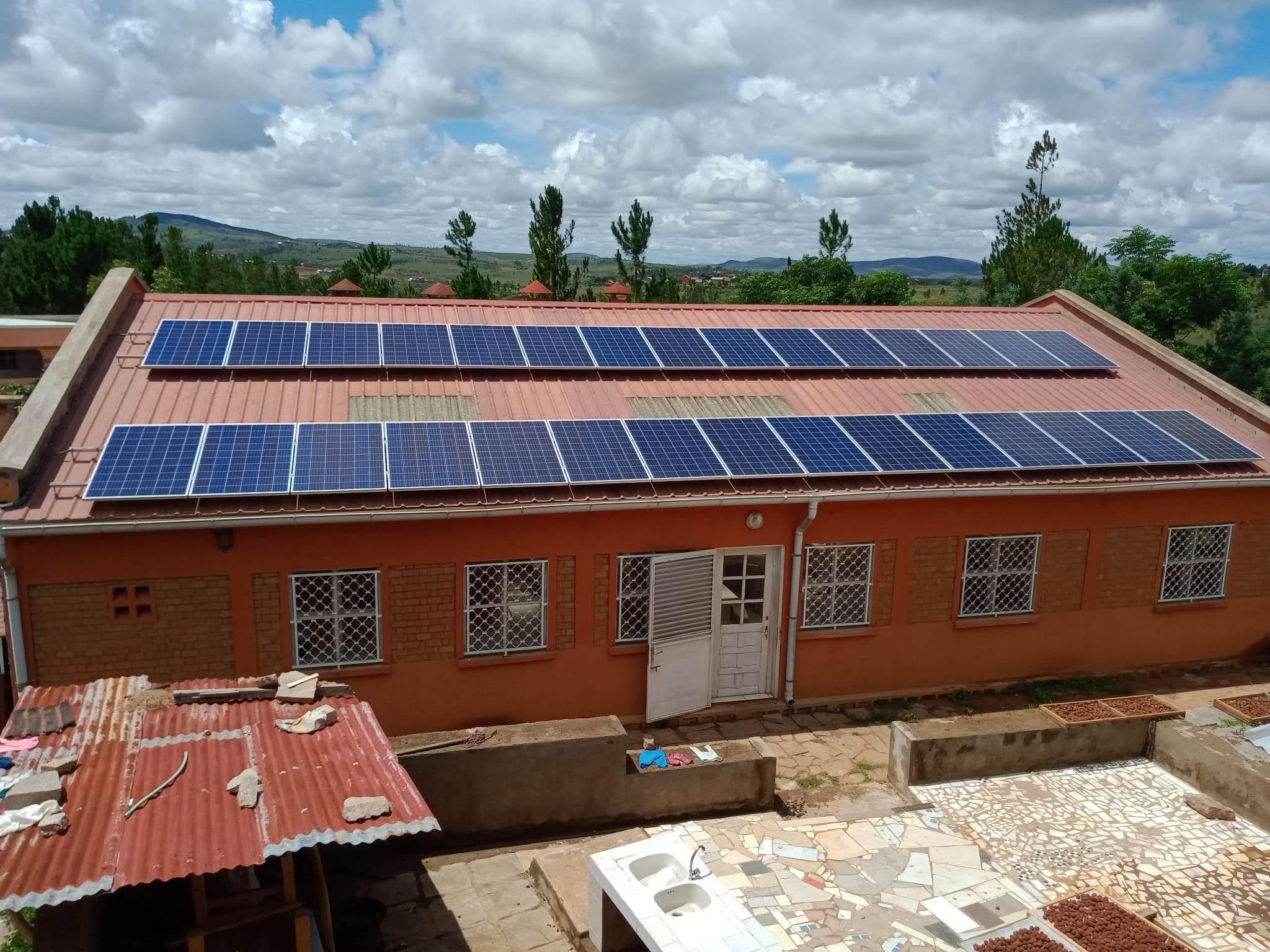 Panneaux solaire installés sur le toit de la coopérative Tsinjo, à Andranovelona