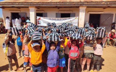 Programme VAHATRA : distribution des kits scolaires