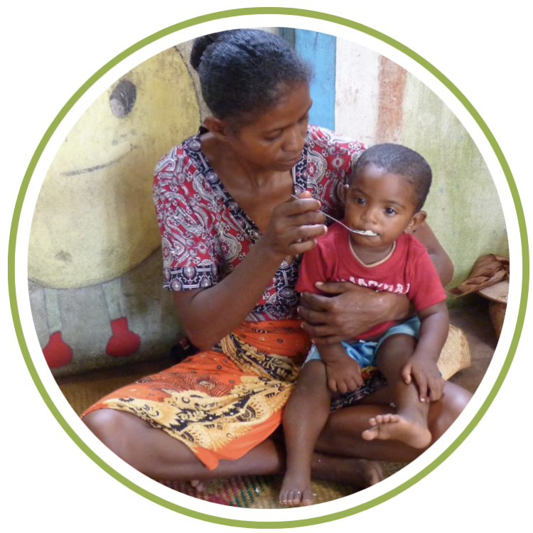 Distribution de nourriture au centre de renutrition de Mahambo