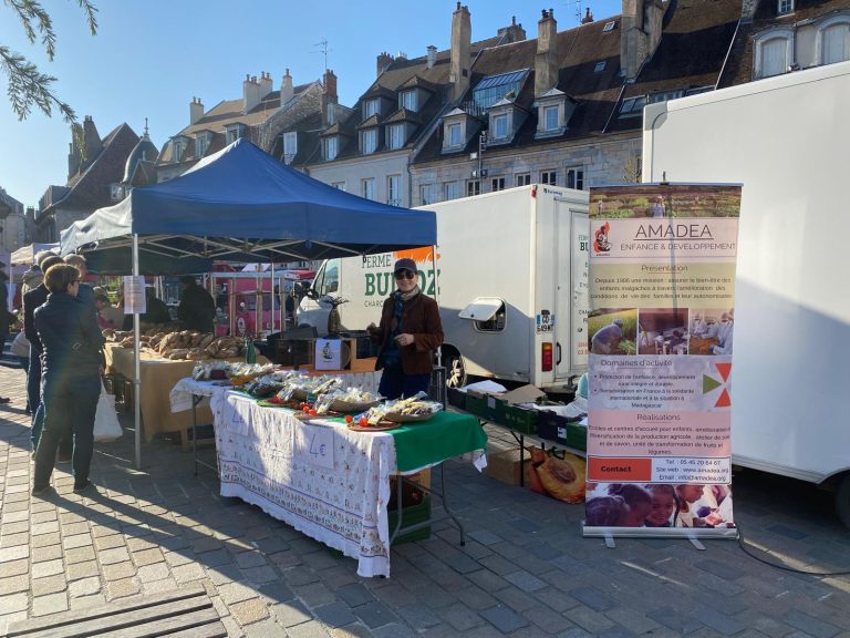 Stand de vente des ©ChocolAmadea,, sur le marché de Besançon