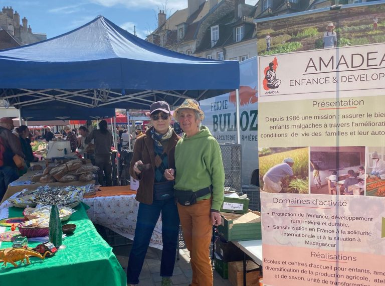Stand de vente des ©ChocolAmadea,, sur le marché de Besançon