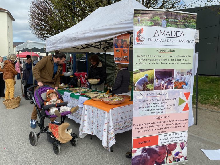 Stand de vente des ©ChocolAmadea,, sur le marché de Besançon
