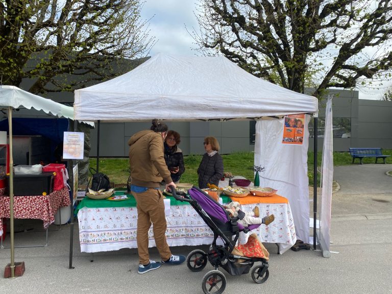 Stand de vente des ©ChocolAmadea,, sur le marché de Besançon
