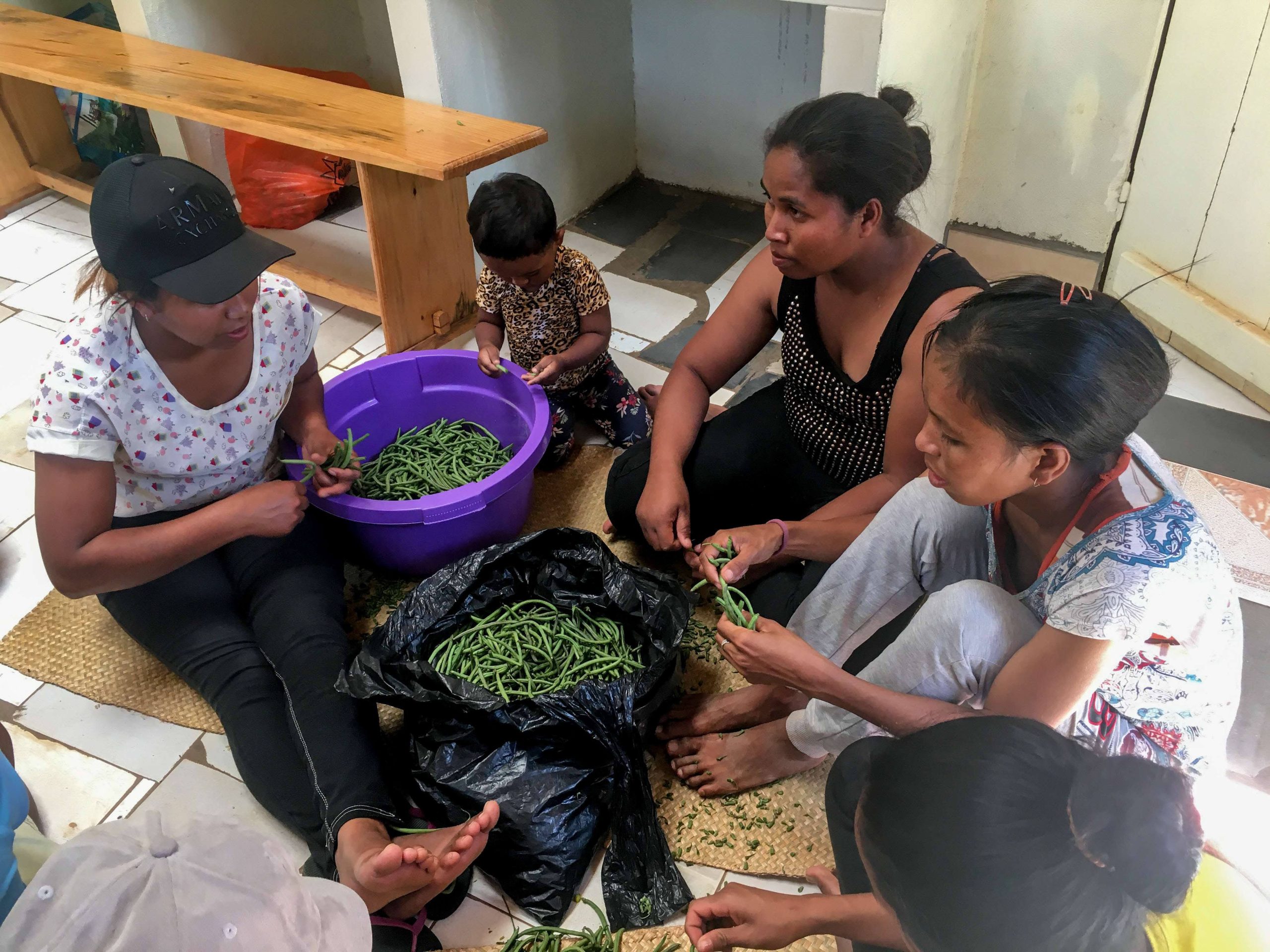Les femmes préparent lés légumes cultivés dans le cadre des cultures de contre-saison