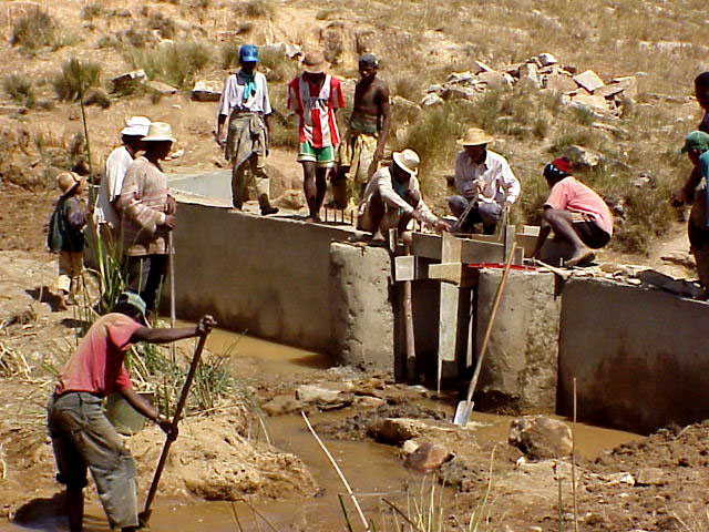 Construction d'un barrage à Ankarefo