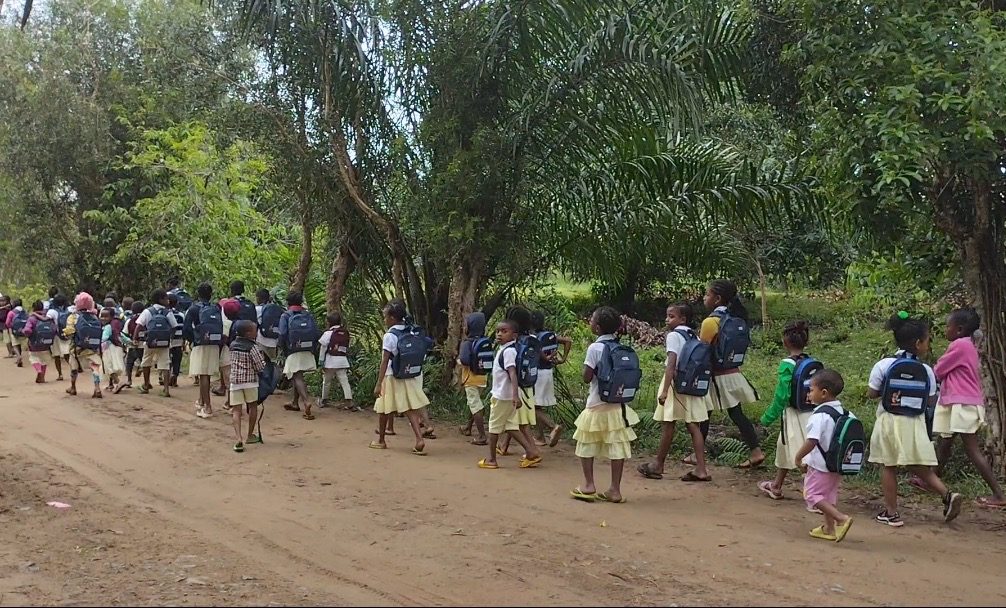 Sur le chemin de l’école, le jour de la rentrée scolaire
