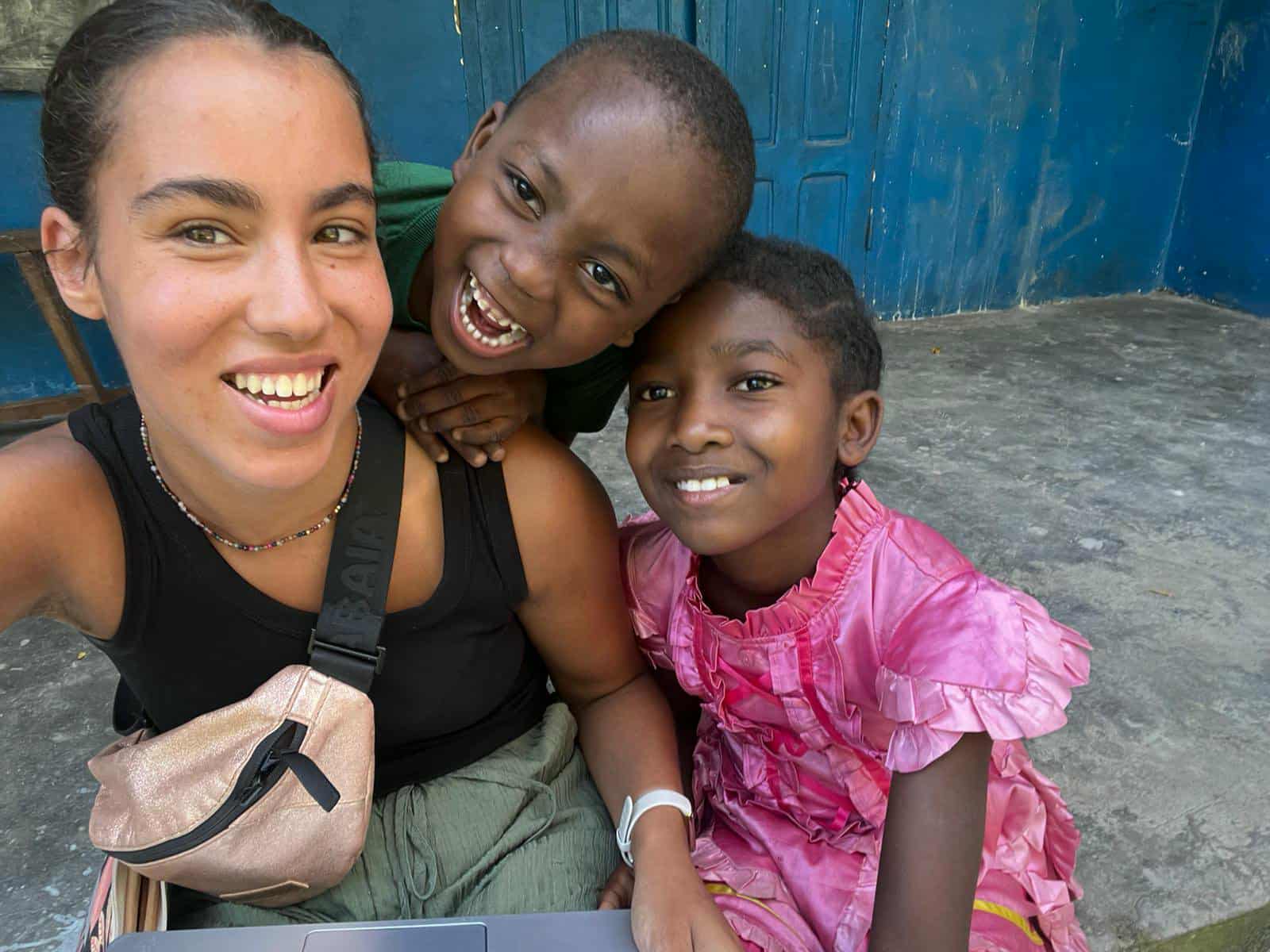 Anouk Palacio avec les enfants du centre d'accueil de Mahambo