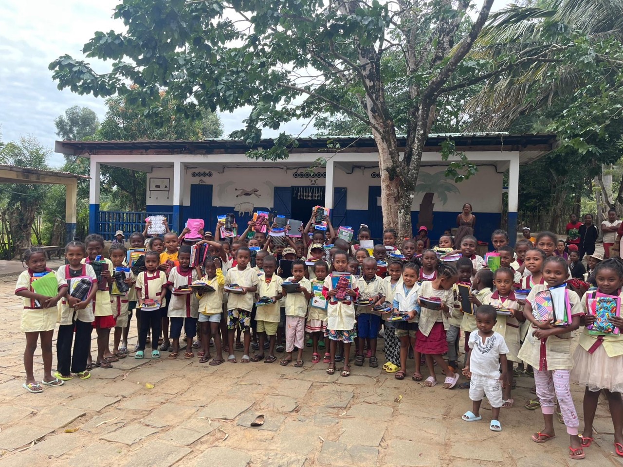 Distribution kits scolaire Ecole Fanantenana