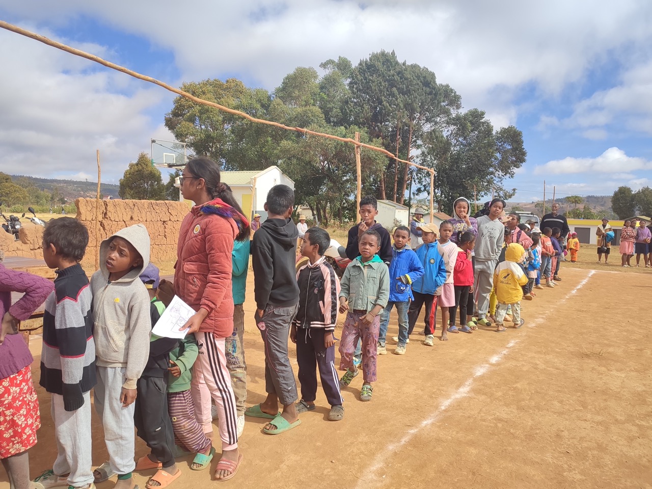 Les enfants participant aux activités périscolaires arrivent