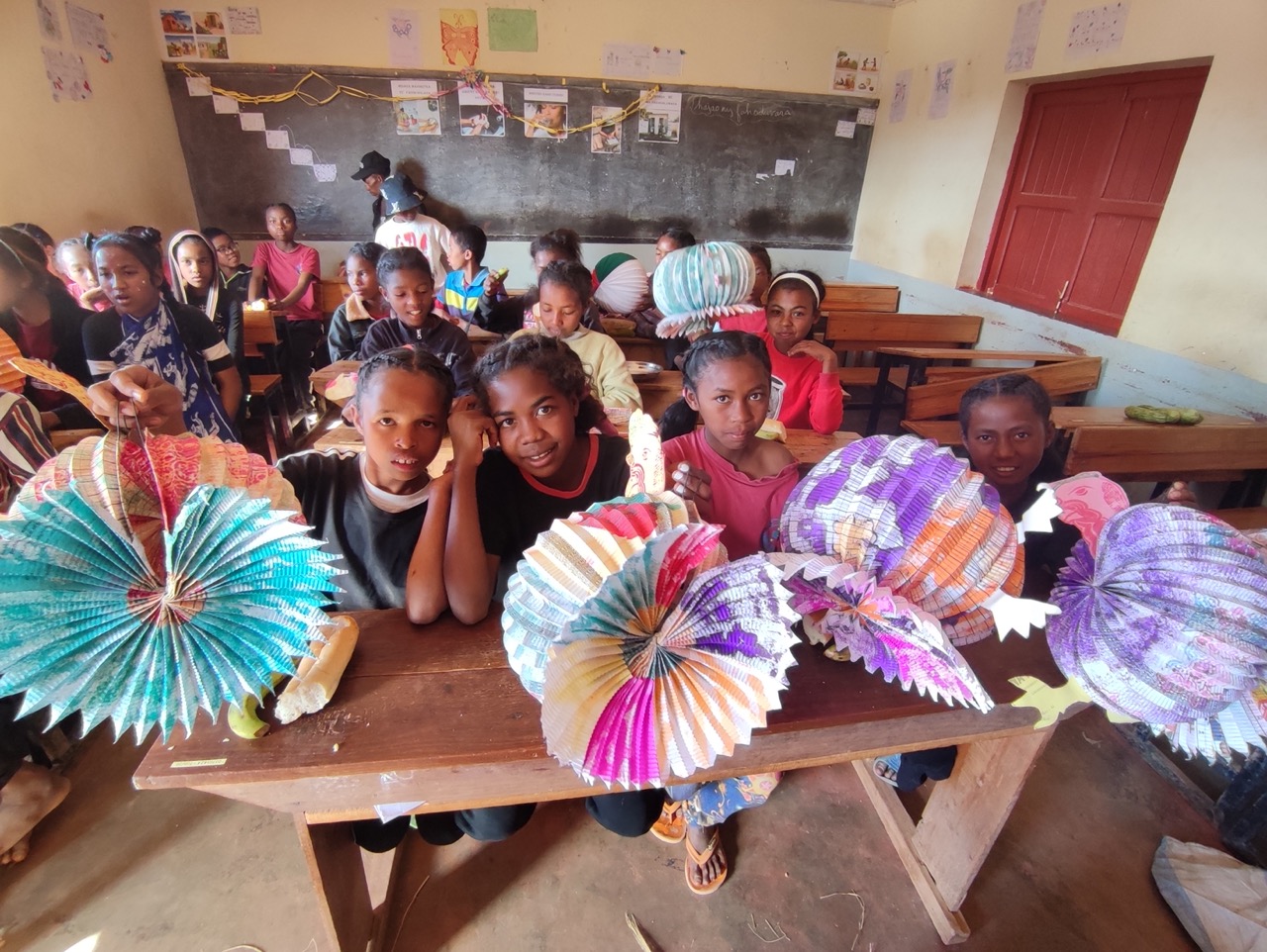 Distribution d’Arandrina (lampions traditionnels) aux enfants