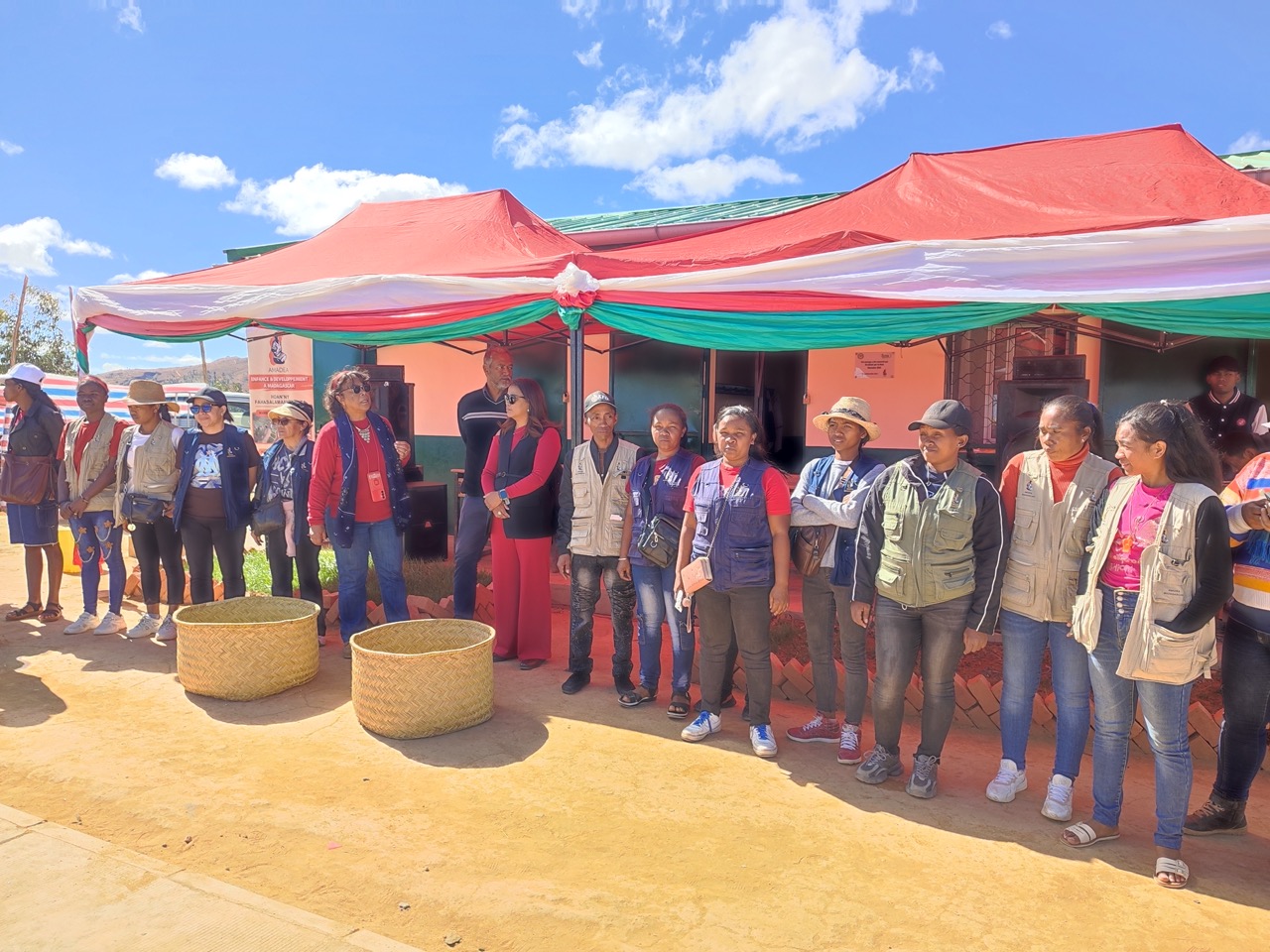 Fête de la moisson : remise des gerbes de riz aux autorités et responsables d'AMADEA