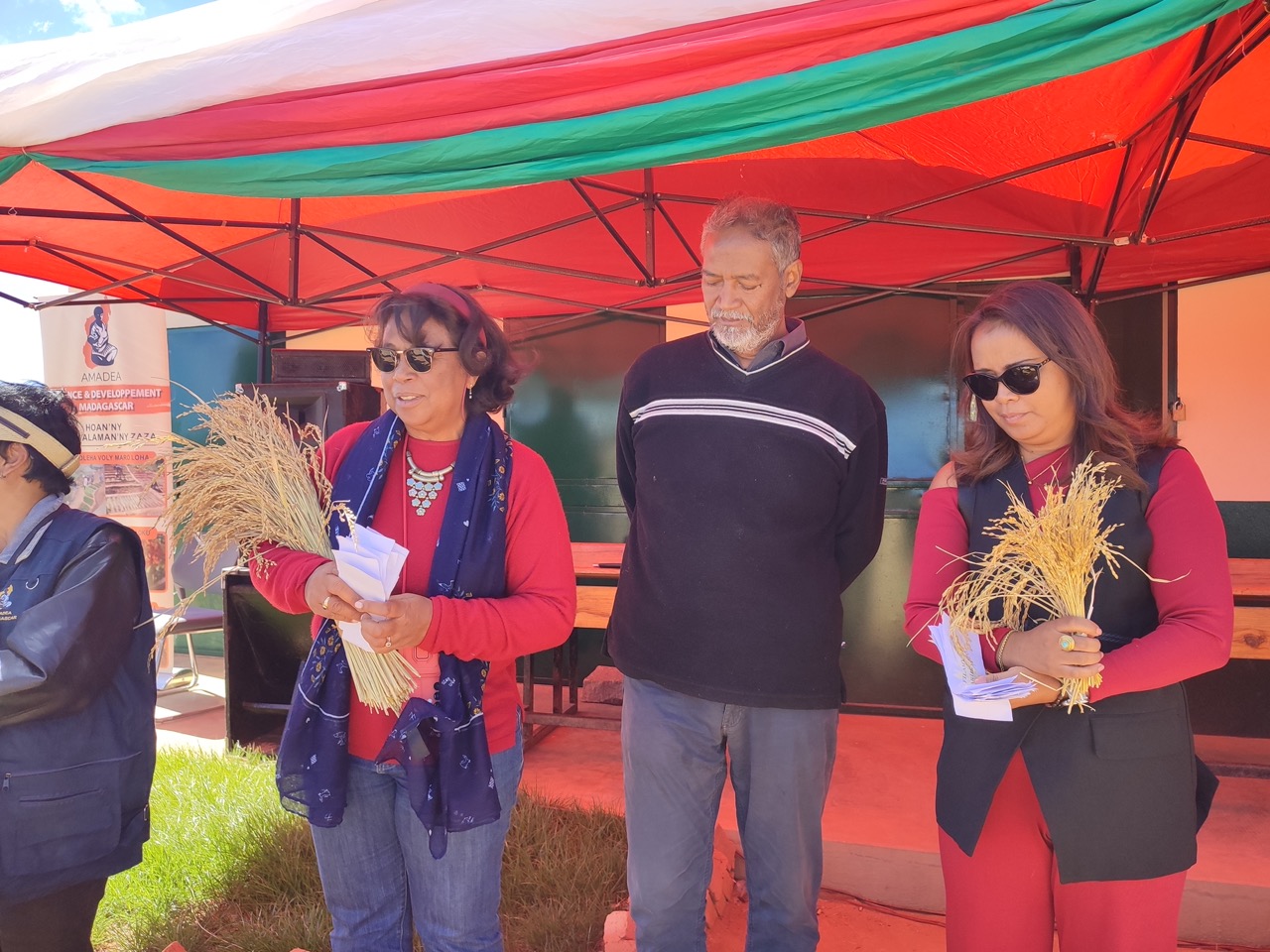 Fête de la moisson : remise des gerbes de riz aux autorités et responsables d'AMADEA