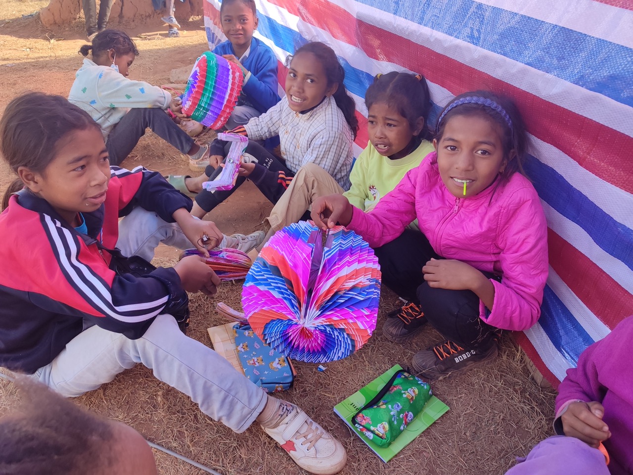 Distribution d’Arandrina (lampions traditionnels) aux enfants