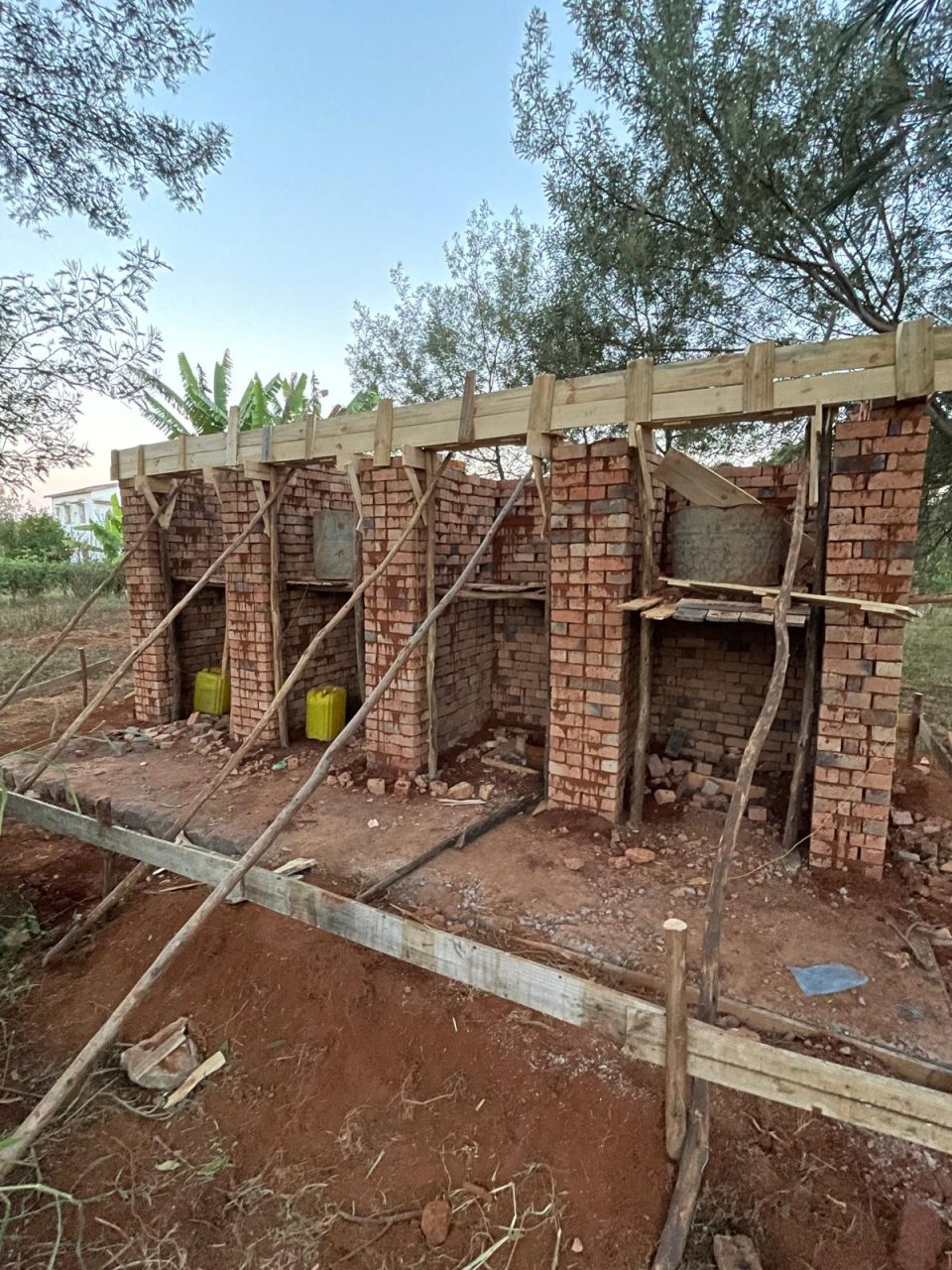 Construction d’un bloc sanitaire au centre Mirana Tsiky