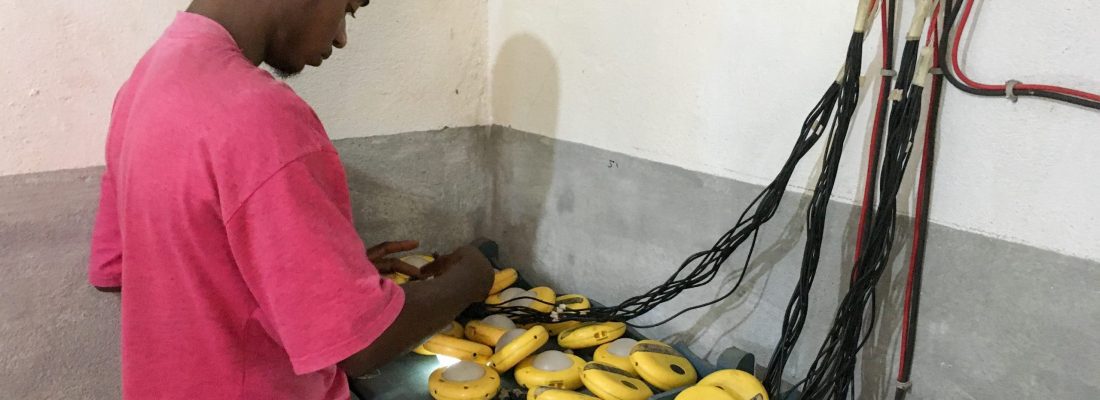 Rechargement des lampes dans un kiosque solaire Rechargement des lampes dans un kiosque solaire